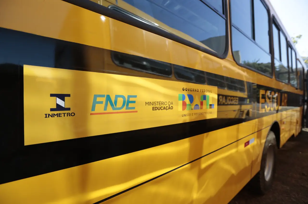 Imagem da notícia 40 cidades do Ceará recebem novos ônibus escolares para quase 2 mil alunos; veja lista