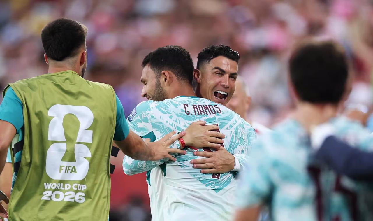 Cristiano Ronaldo abraça Gonçalo Ramos, autor do 2º gol de Portugal
