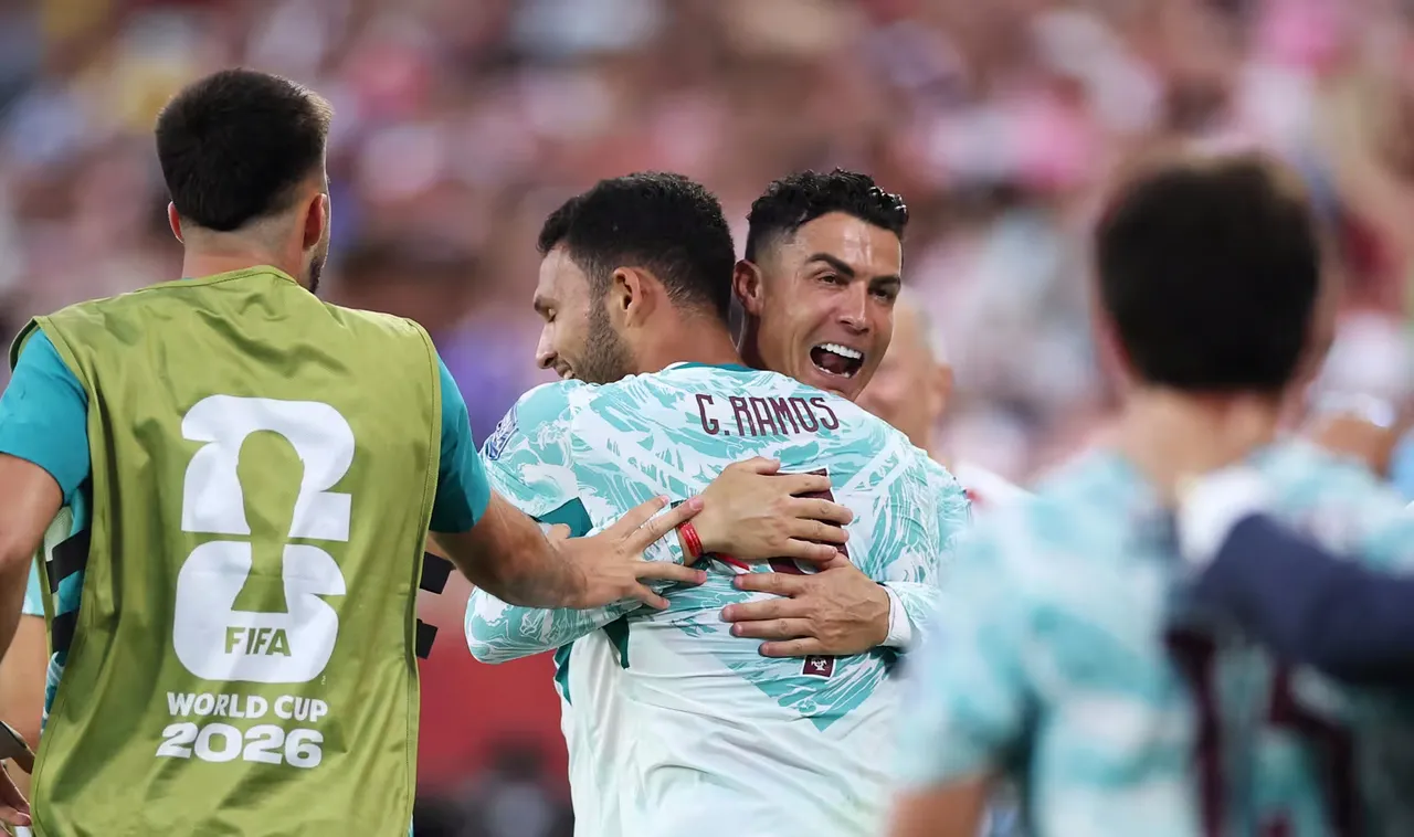 Cristiano Ronaldo abraça Gonçalo Ramos, autor do 2º gol de Portugal
