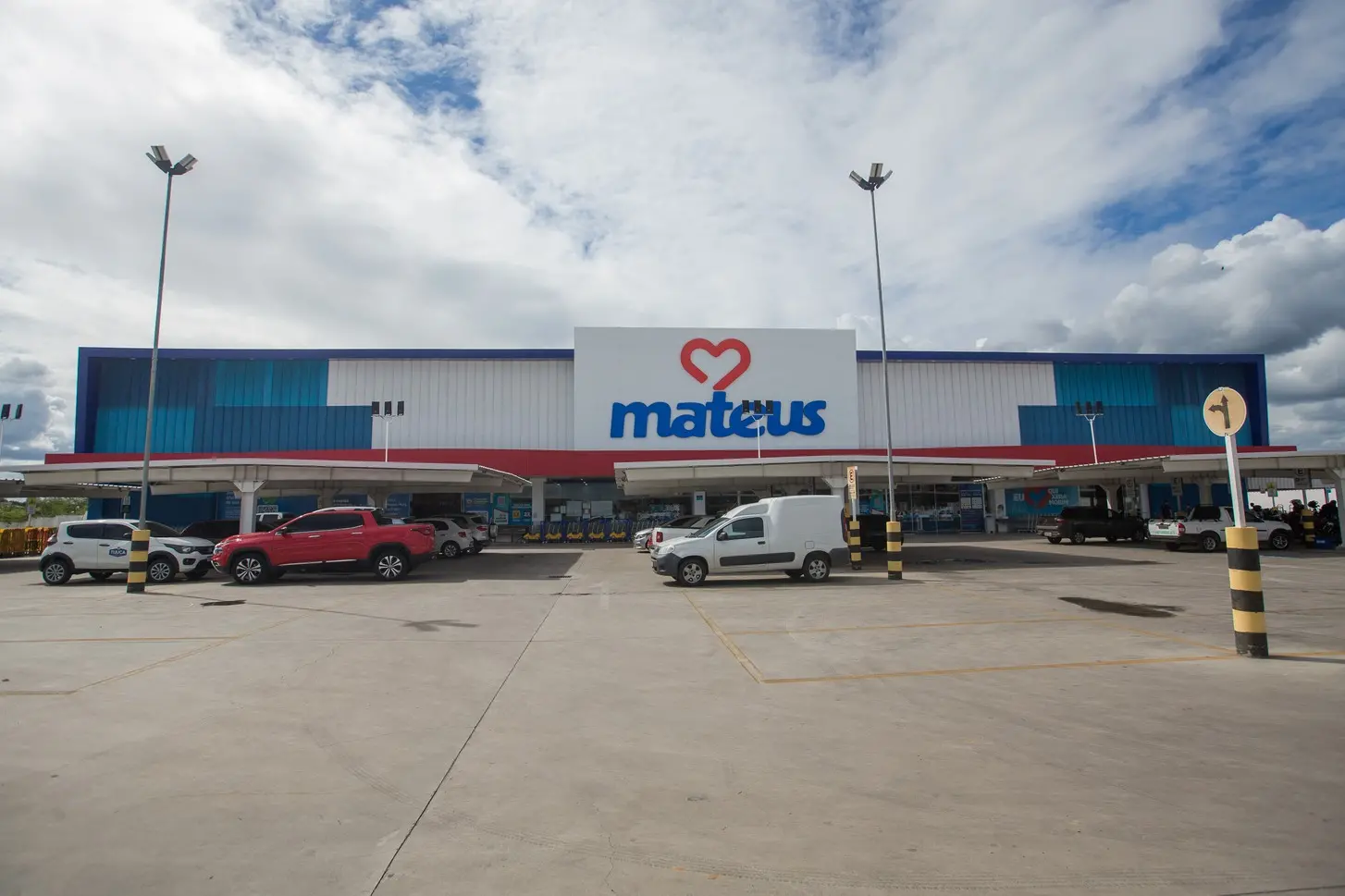 Foto que contém fachada do Mateus Supermercados em Quixeramobim.