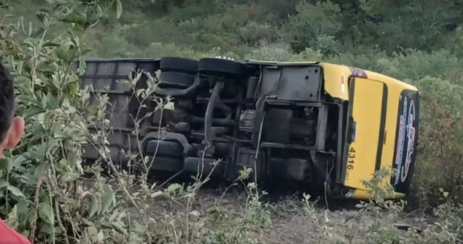 Imagem da notícia Acidente grave com ônibus de romeiros em Canindé deixa múltiplas vítimas