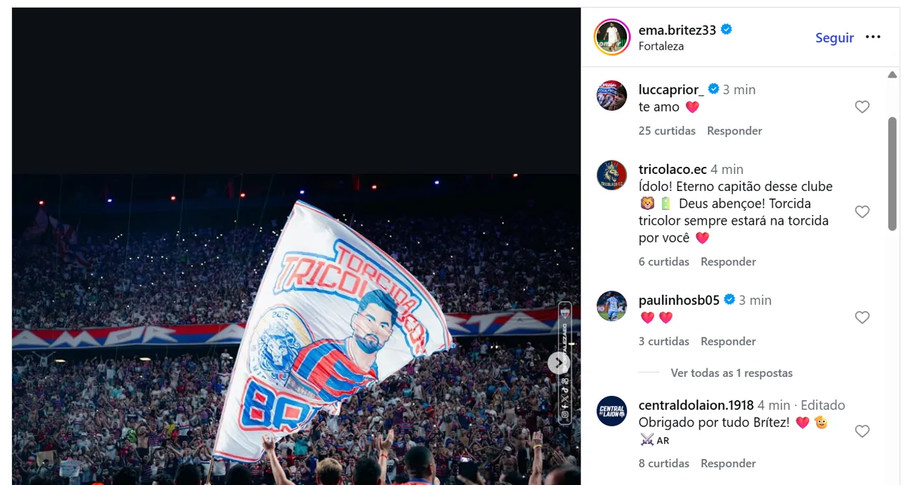 Britez fez post com uma imagem da torcida tricolor com uma bandeira com seu rosto