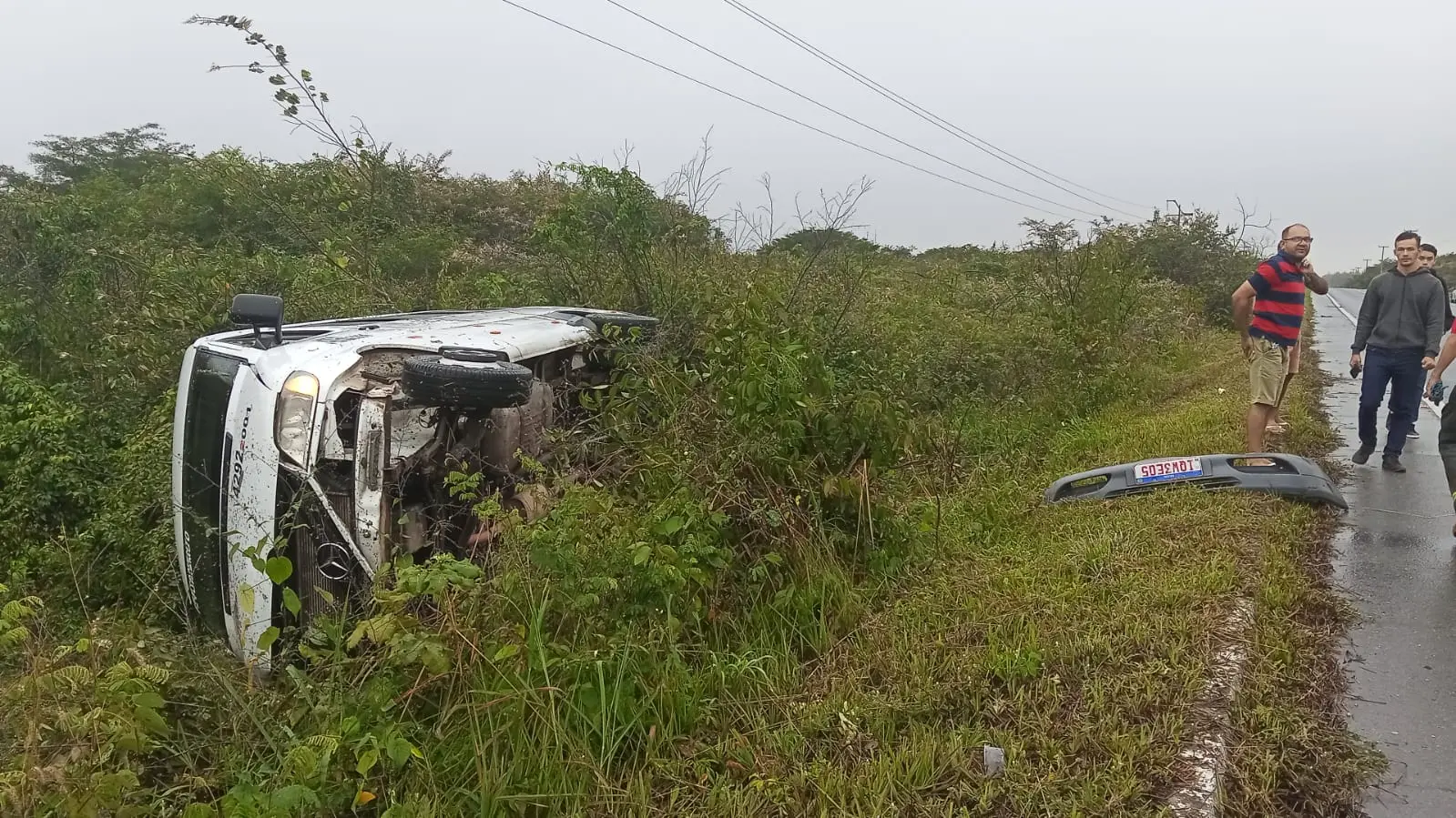 Imagem da notícia Colisão entre van de turismo e carro deixa feridos em Viçosa do Ceará; motorista recusou bafômetro