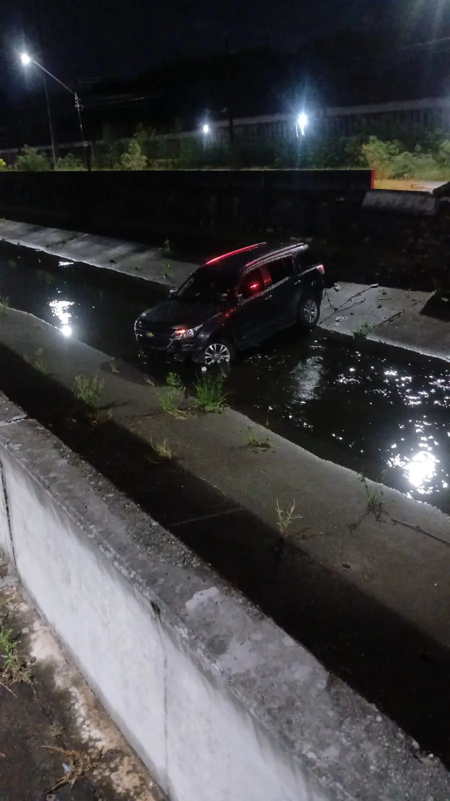 Imagem da notícia Motorista capota carro e cai no canal da avenida Eduardo Girão, em Fortaleza