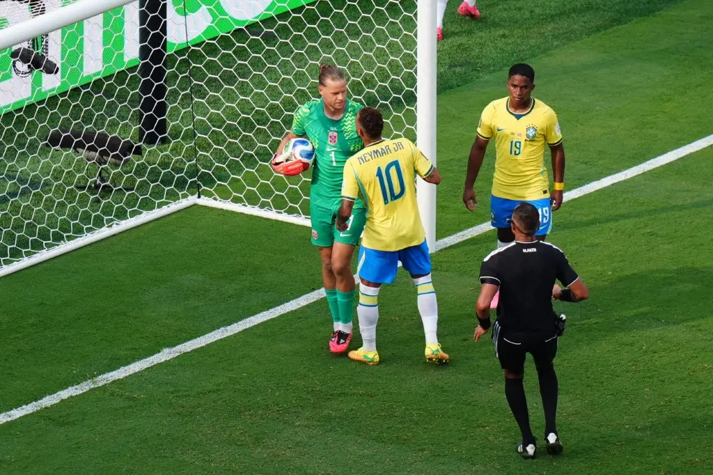 Imagem da notícia Leitura labial: o que Neymar falou para o goleiro da Noruega antes do pênalti
