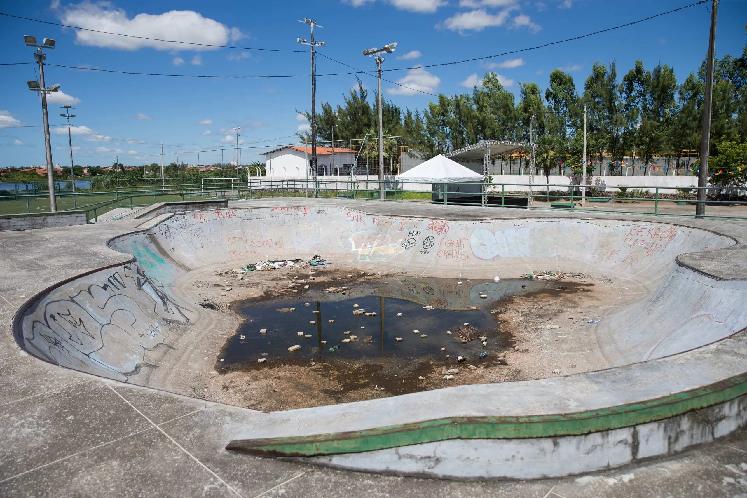 Imagem da notícia Pista de skate que recebeu campeonatos mundiais em Fortaleza está abandonada