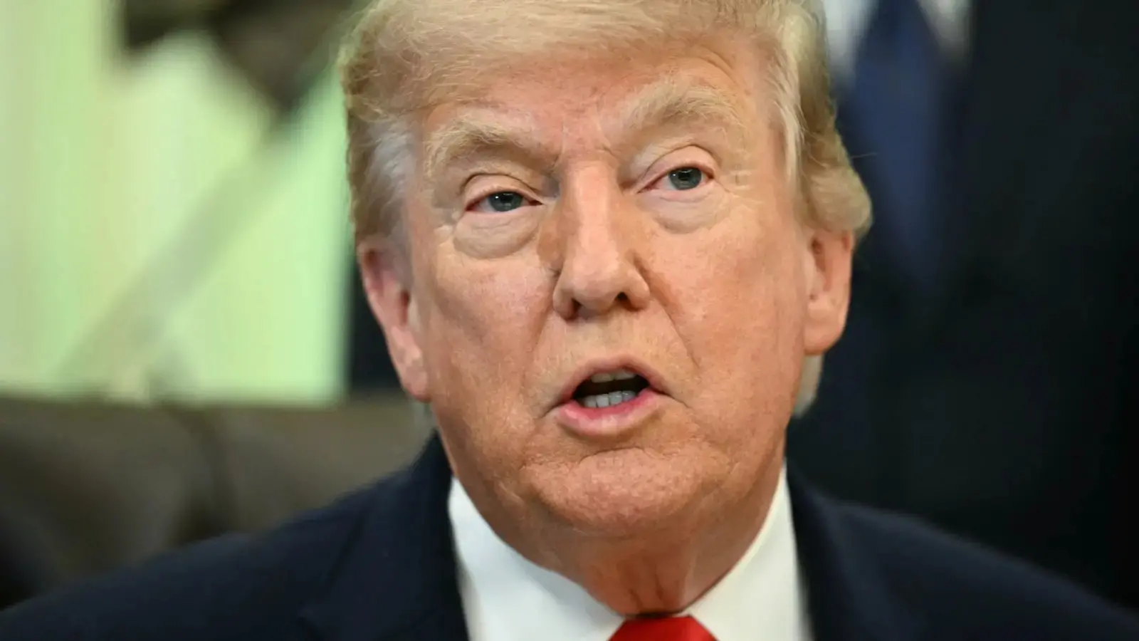Imagem da notícia Trump critica árbitro brasileiro e confirma que pediu à Fifa para revisar cartão vermelho