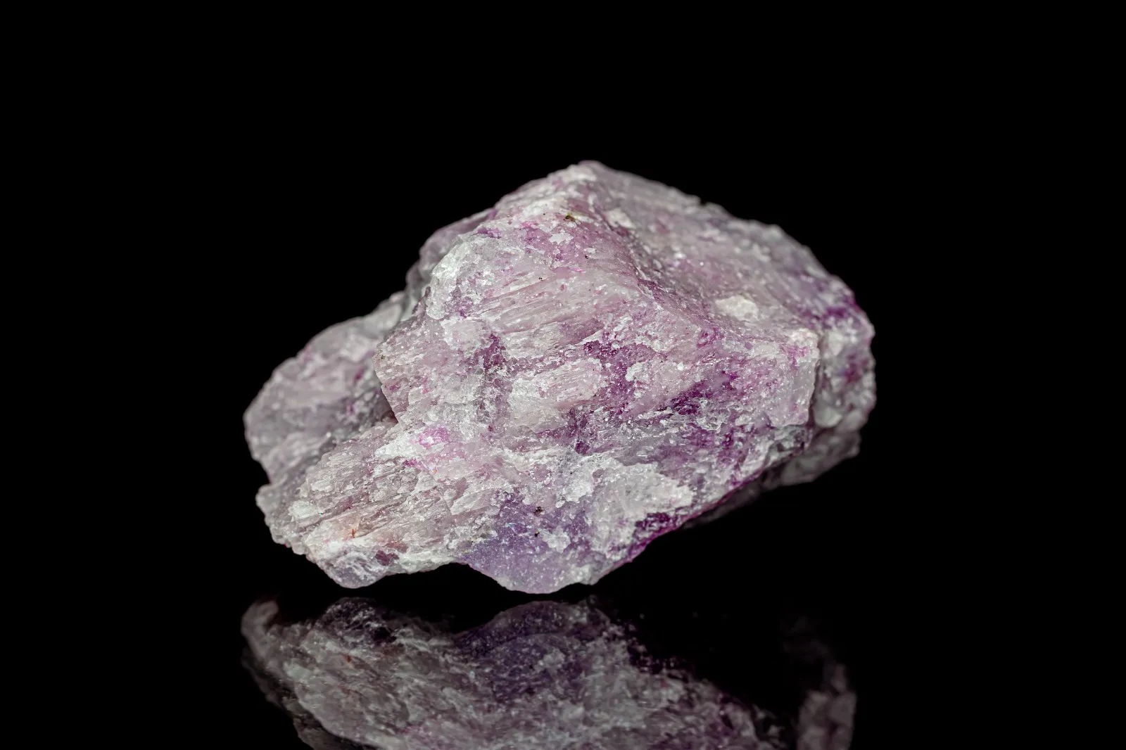 Lepidolita é um mineral de cor arroxeada presente de forma abundante em Quixeramobim.