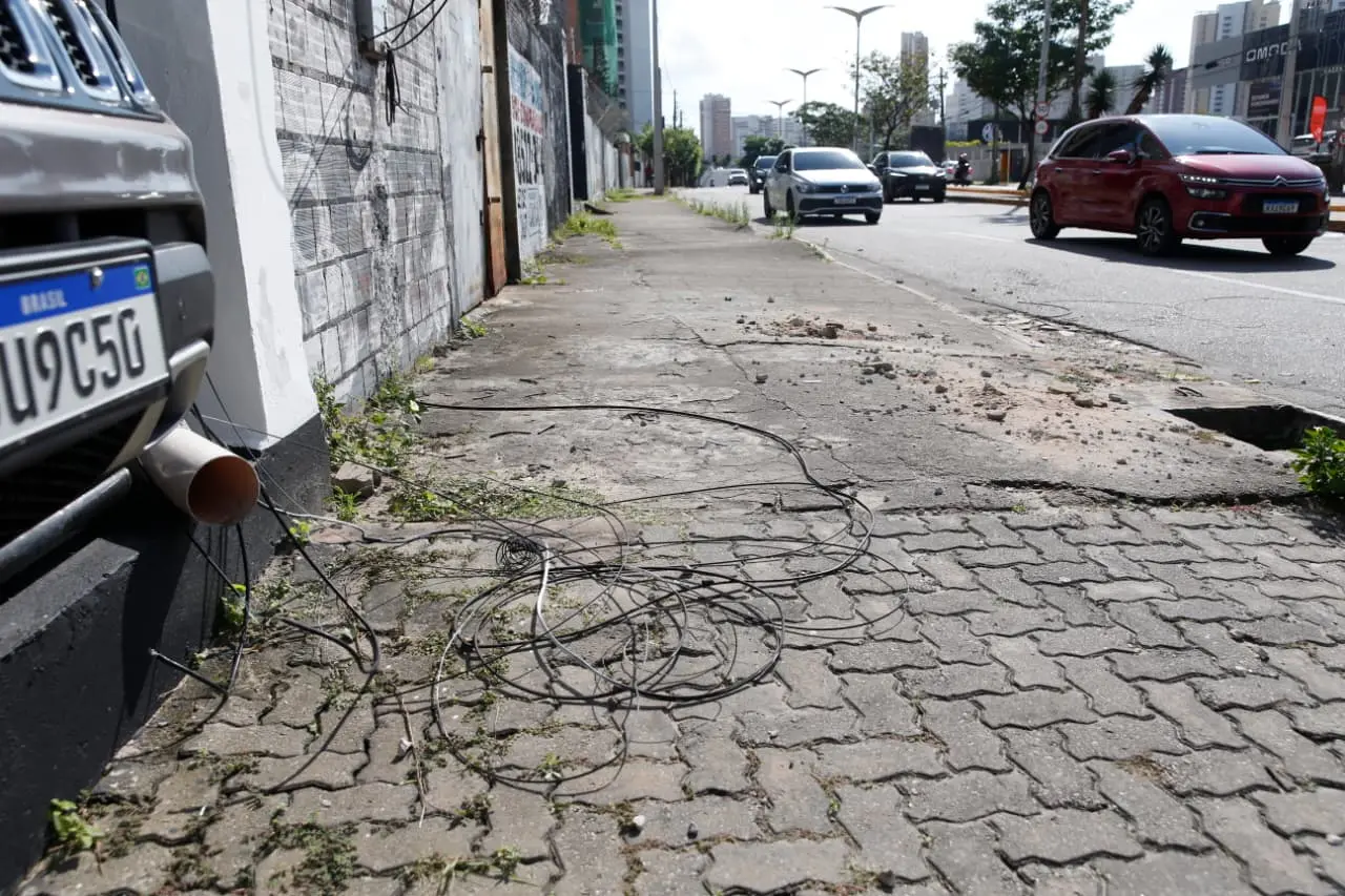 Imagem da notícia Motorista bate carro em poste e arrasta outros dois na Av. Rogaciano Leite, em Fortaleza