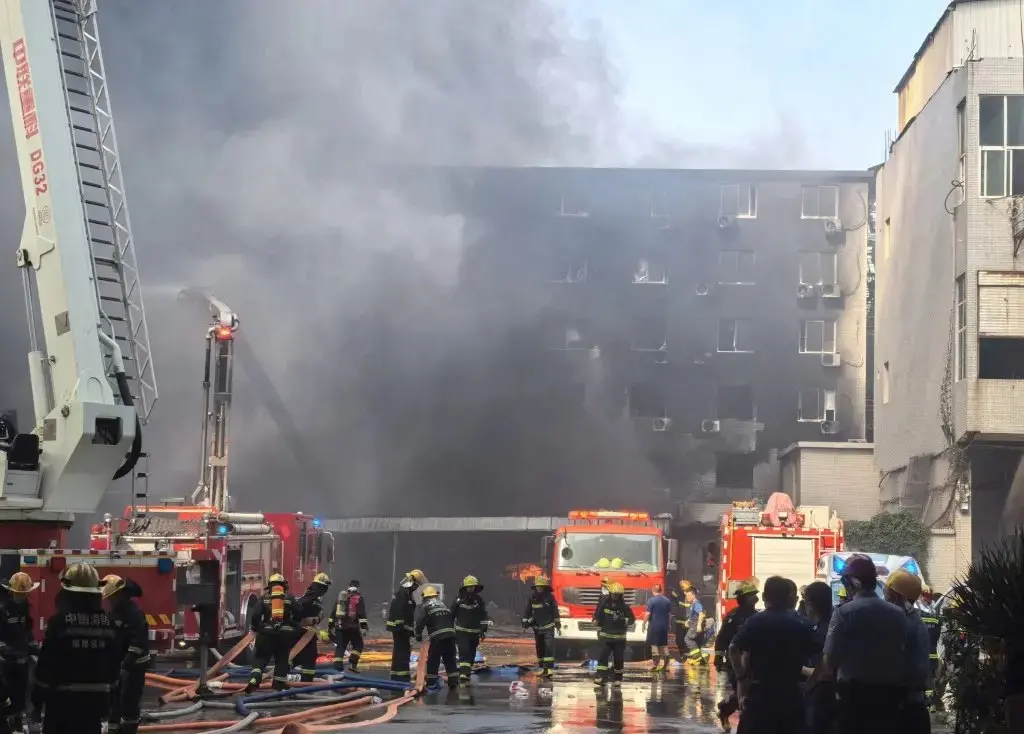 Imagem da notícia Incêndio em fábrica de sapatos na China deixa 28 mortos