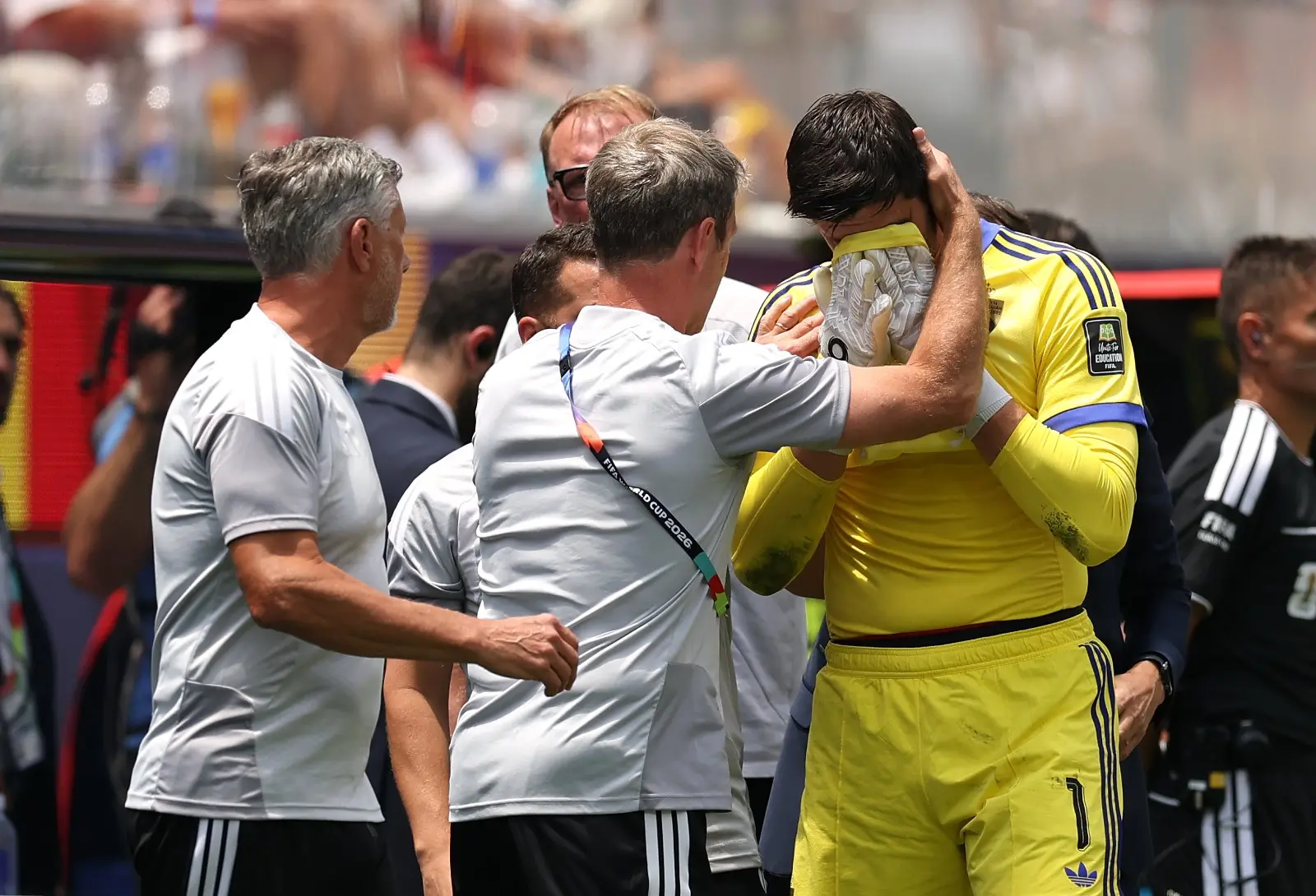 Imagem da notícia Courtois se machuca durante Bélgica x Espanha e é substituído em jogo da Copa do Mundo