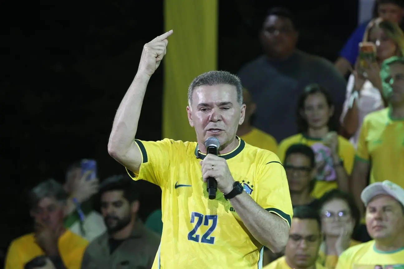 Imagem da notícia Flávio Bolsonaro lança pré-candidatura de Alcides Fernandes ao Senado no Ceará