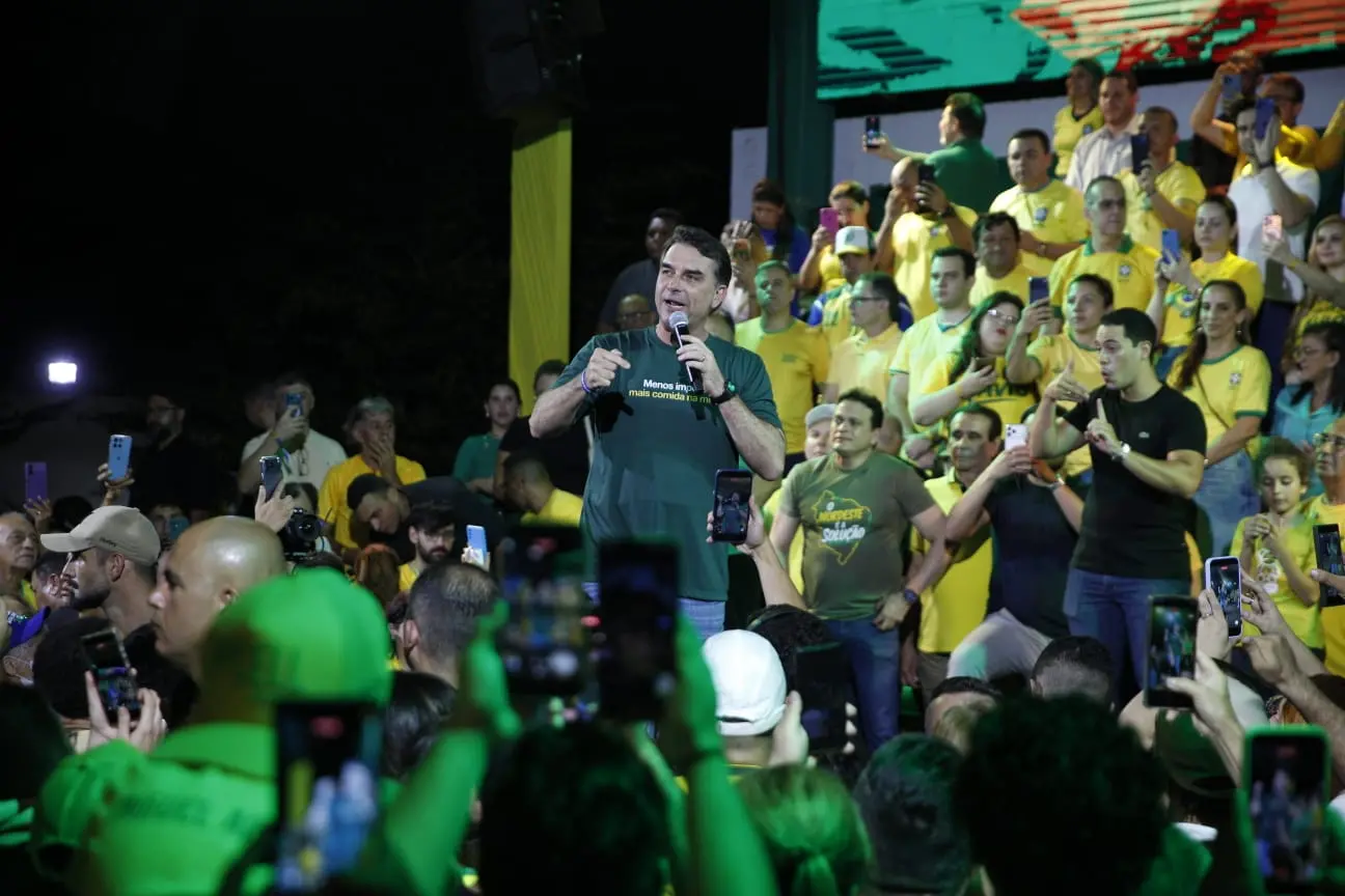 Imagem da notícia Segurança pública vira alvo de críticas de Flávio Bolsonaro, Alcides e André Fernandes em ato no CE