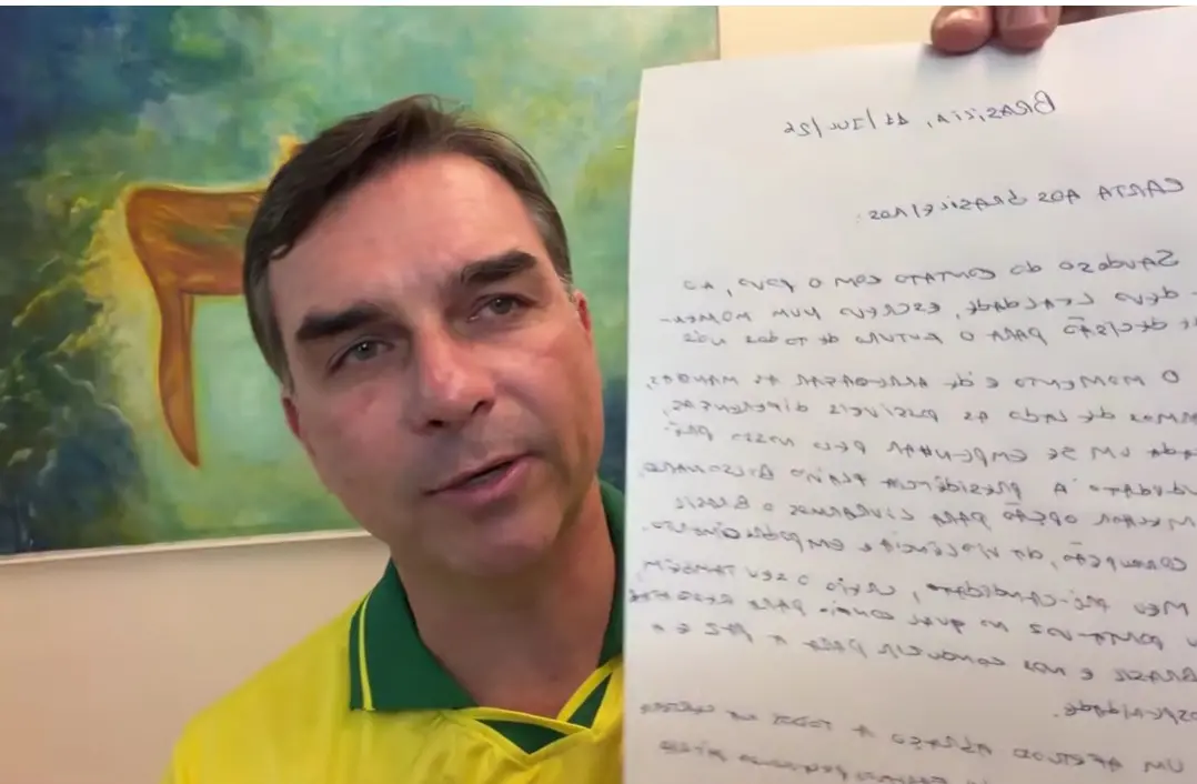 Imagem da notícia Após crise com Michelle, Flávio lê carta de Bolsonaro em apoio ao filho: 'Meu porta-voz'