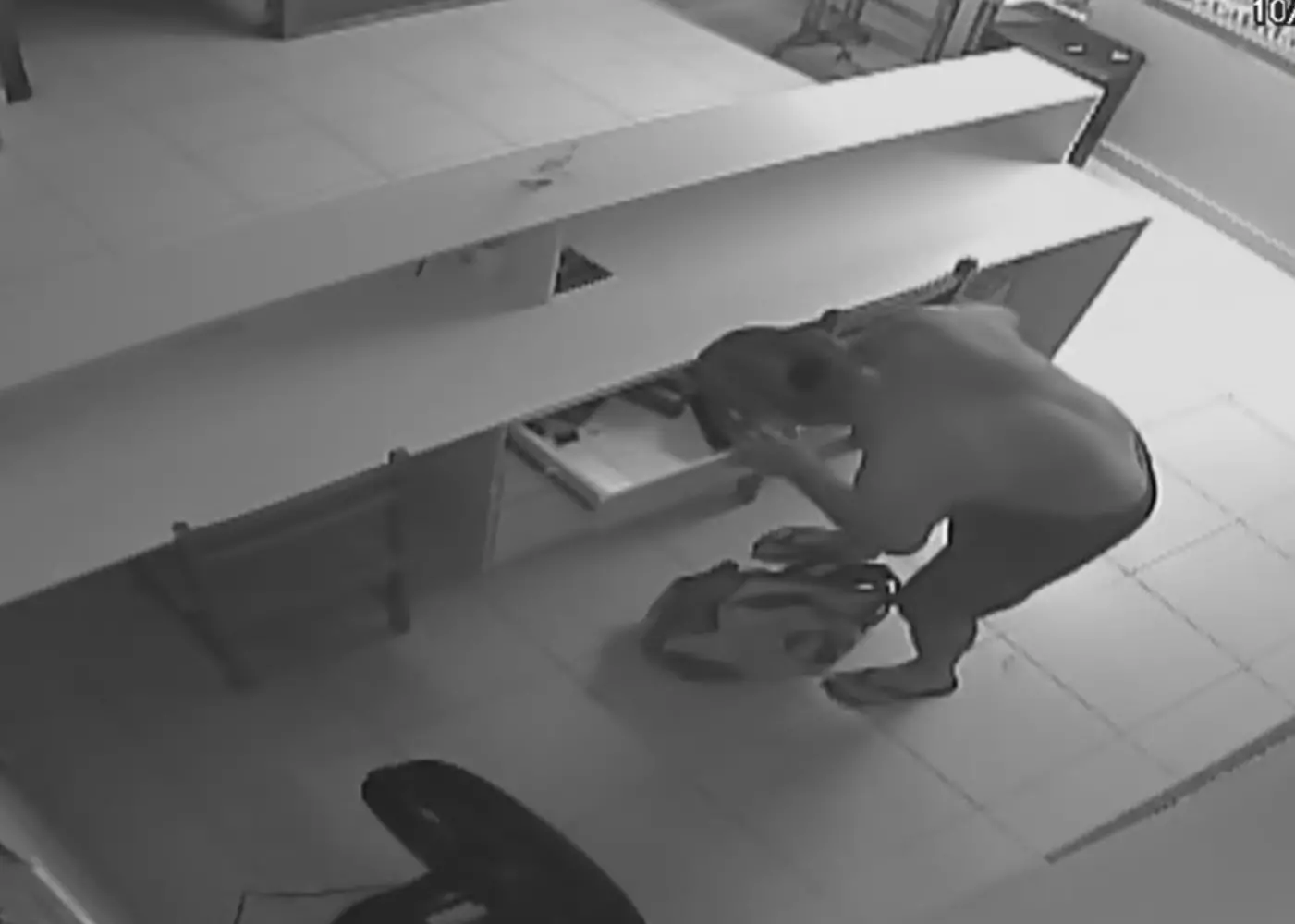 Imagem da notícia VÍDEO: Homem invade igreja, vandaliza sacristia e furta TV e notebook em Fortaleza