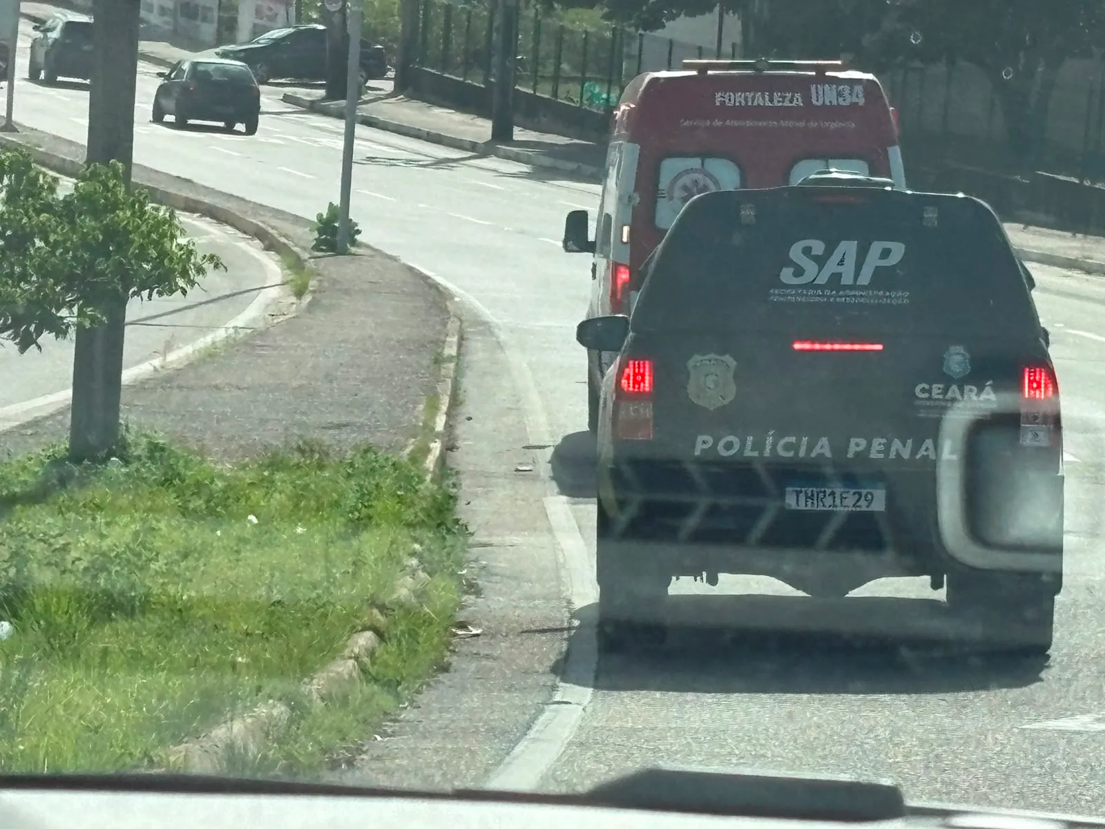 O réu foi levado ao hospital em uma ambulância do Samu.