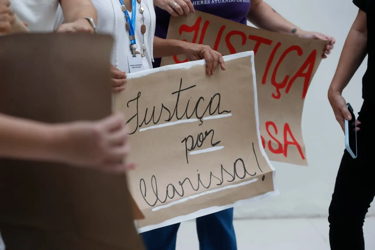 O julgamento deve ser retomado nesta terça, já com os depoimentos das testemunhas de defesa.