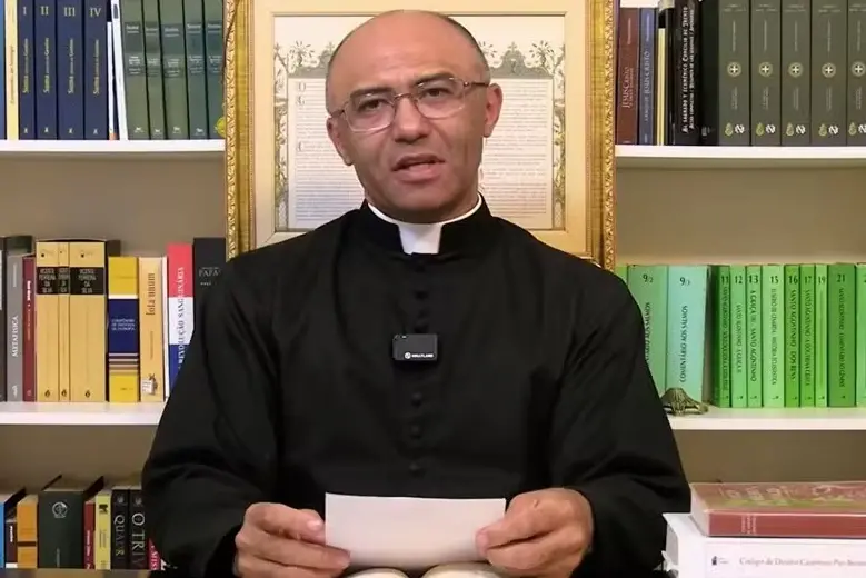 Imagem da notícia Padre brasileiro ligado a grupo ultraconservador é excomungado pelo Vaticano; entenda