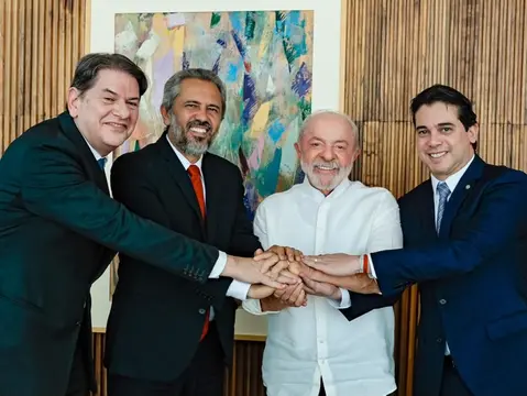 Imagem da notícia: Ao lado de Lula, Elmano anuncia pré-candidatura de Cid à reeleição; Júnior Mano será 1º suplente
