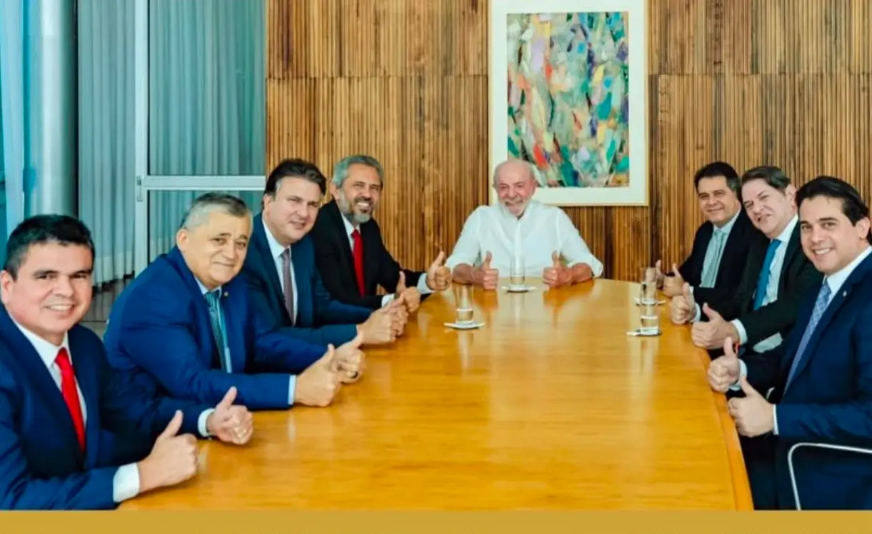 Imagem de Lula, Camilo Santana, Cid Gomes e outros políticos para ilustrar coluna sobre Cid confirma candidatura, leva Júnior Mano como suplente e destrava negociações.