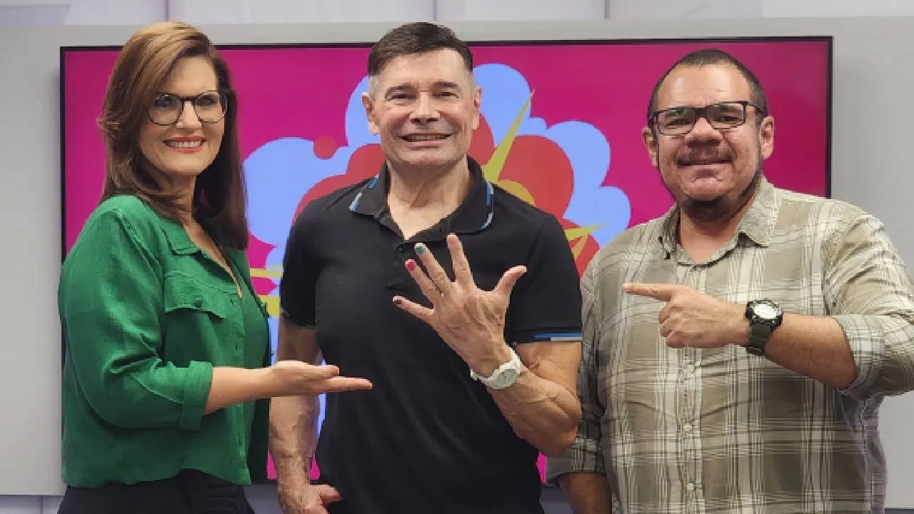 João Inácio Jr. ao lado da apresentadora Cláudia Leite e do produtor Alisson Marques em retorno ao 'Bafulê'.
