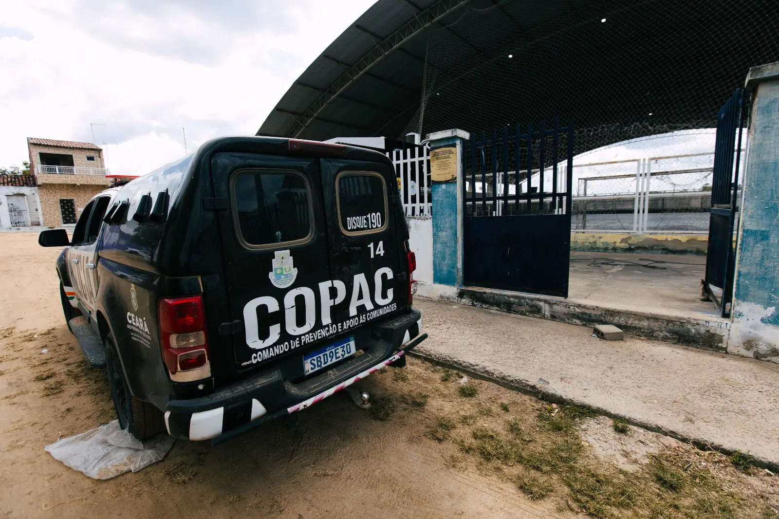 Viatura da COPAC estacionada em equipamento público municipal em Uiraponga.