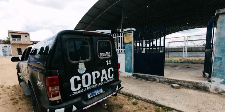 Viatura da COPAC estacionada em equipamento público municipal em Uiraponga.
