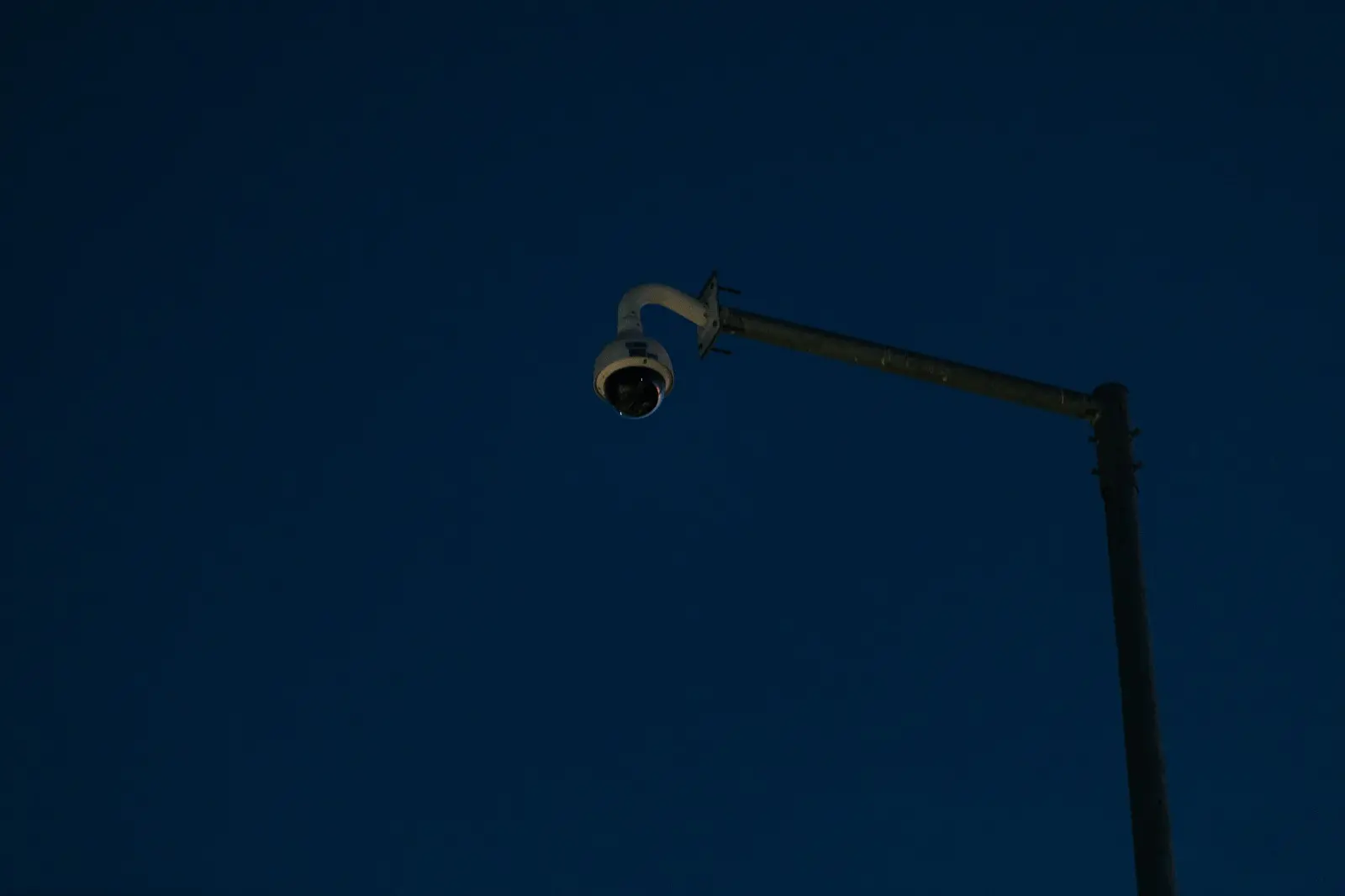 Câmera de videomonitoramento instalada em poste de iluminação pública, reforçando a segurança urbana e o monitoramento de espaços públicos em município do interior do Ceará, com tecnologia voltada à proteção da população e do patrimônio público.