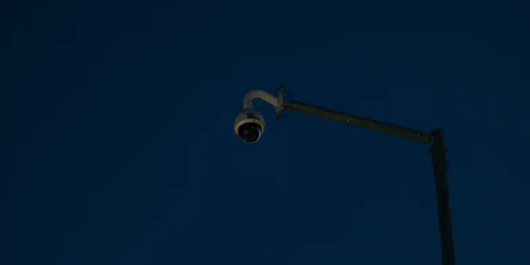 Câmera de videomonitoramento instalada em poste de iluminação pública, reforçando a segurança urbana e o monitoramento de espaços públicos em município do interior do Ceará, com tecnologia voltada à proteção da população e do patrimônio público.