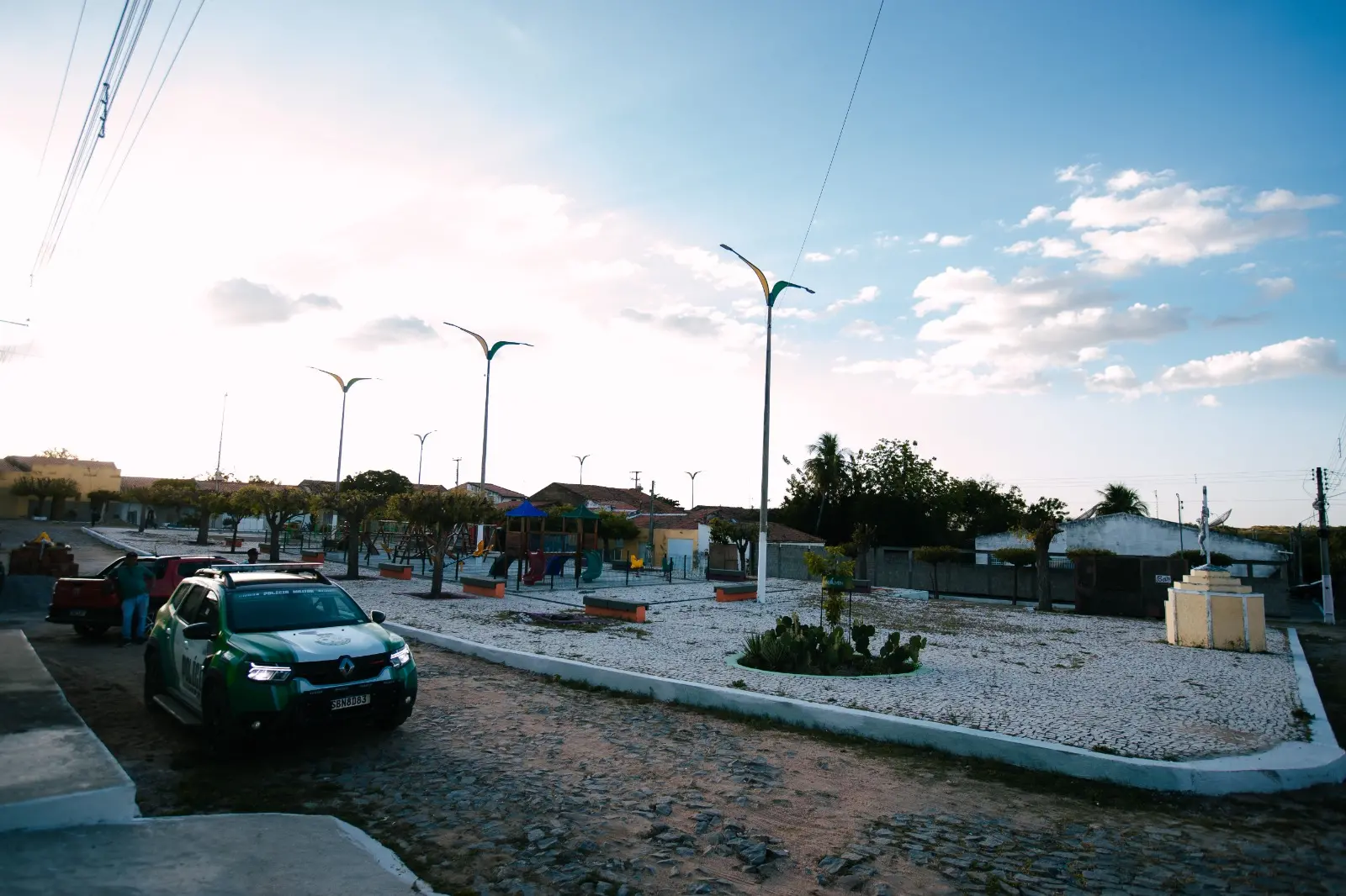Praça pública revitalizada com nova pavimentação, paisagismo, iluminação moderna e área de convivência, contribuindo para a mobilidade urbana, lazer e valorização do espaço público em município do interior do Ceará.