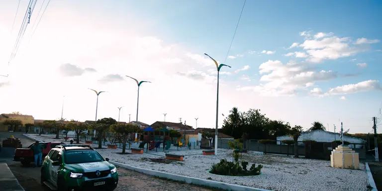 Praça pública revitalizada com nova pavimentação, paisagismo, iluminação moderna e área de convivência, contribuindo para a mobilidade urbana, lazer e valorização do espaço público em município do interior do Ceará.