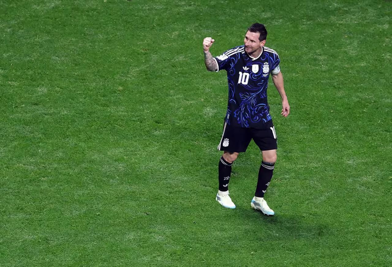 Messi deu duas assistências para a Argentina virar o jogo