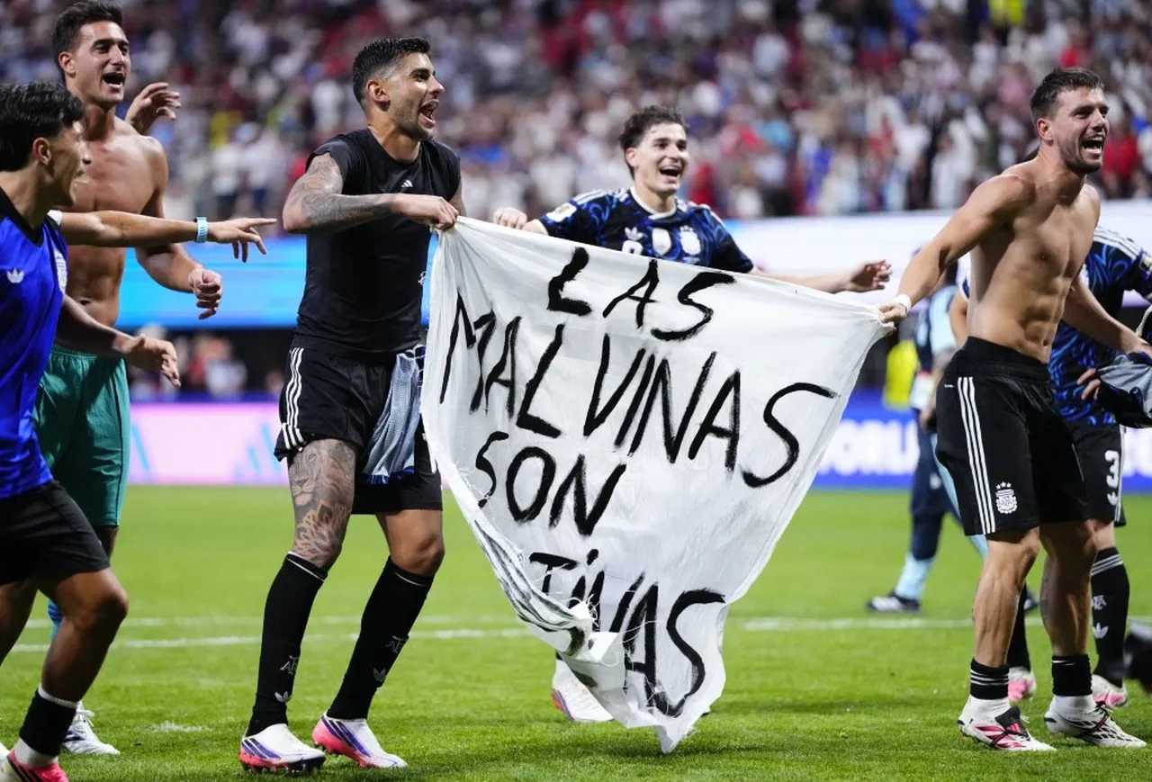 Os jogadores argentinos com a faixa em provocação a Inglaterra