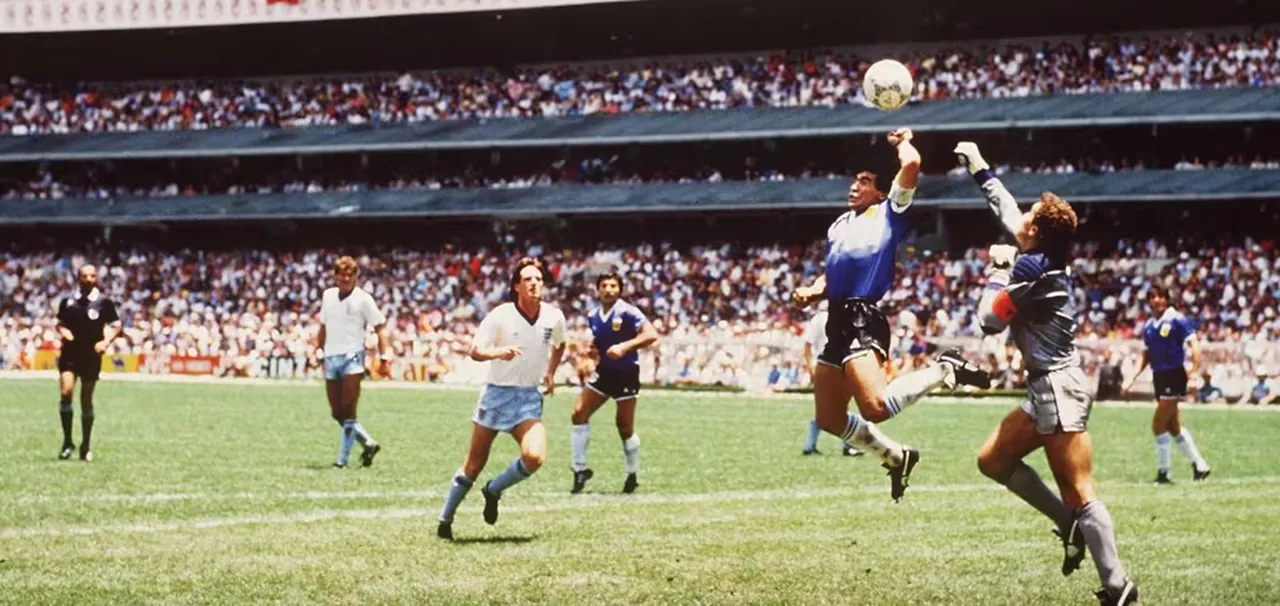 Maradona sobe para marcar o gol de mão contra a Inglaterra