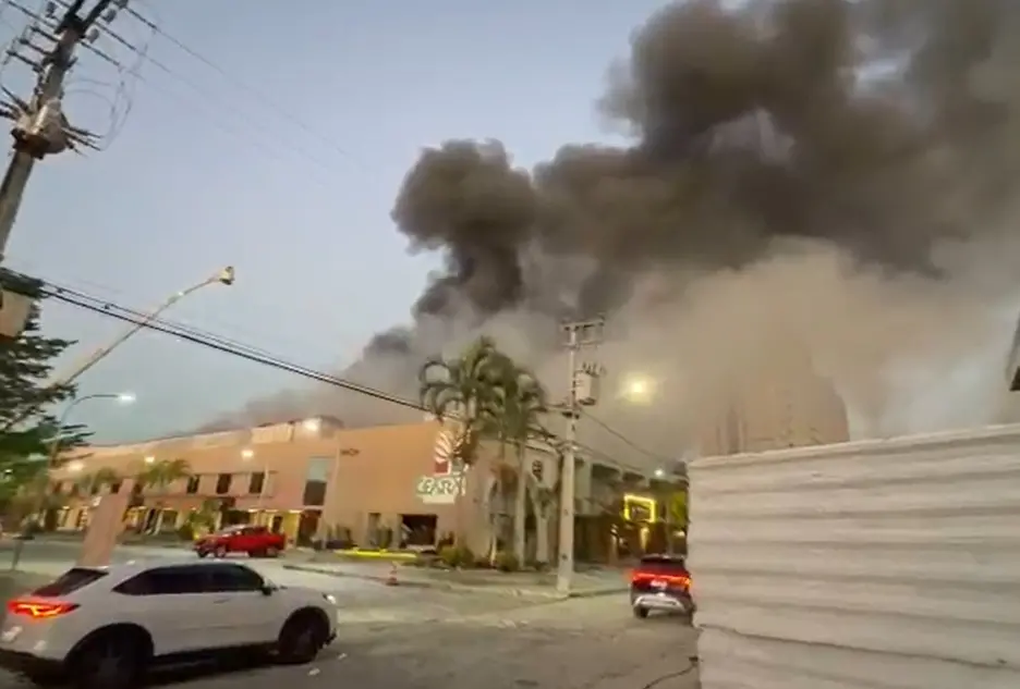 Imagem da notícia Incêndio de grandes proporções atinge shopping na Av. Luciano Carneiro, em Fortaleza