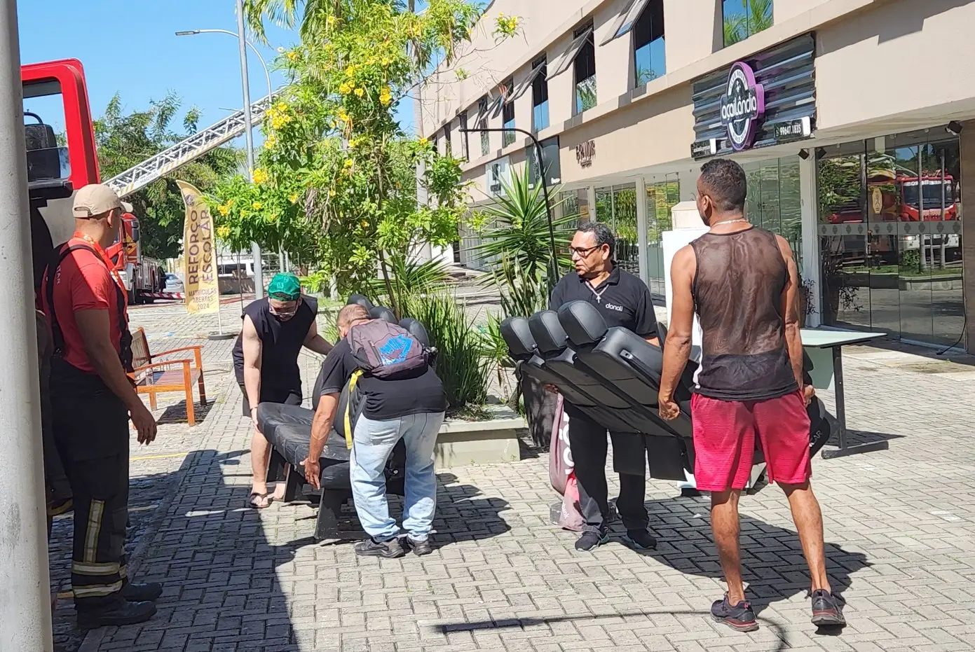 Imagem da notícia Comerciantes fazem força-tarefa para salvar mercadorias após incêndio em shopping: 'Desesperador'