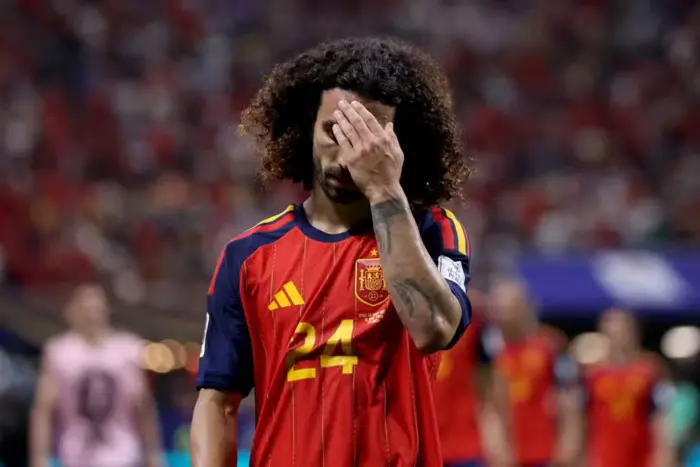 Imagem da notícia Cucurella promete tatuar rosto de técnico se Espanha conquistar a Copa do Mundo