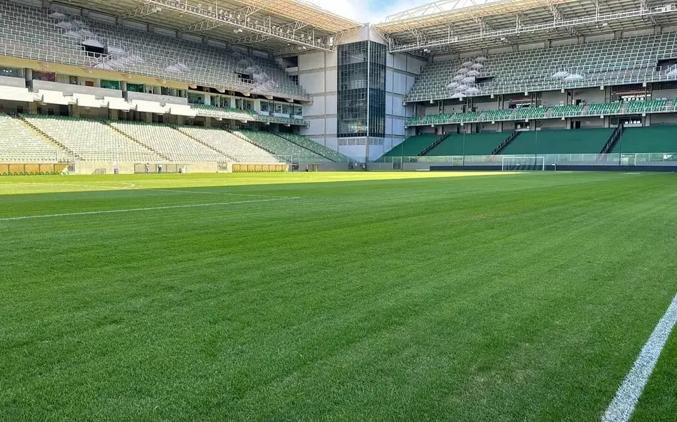 Imagem da notícia Série B: Ceará tenta mudar horário de jogo contra o América-MG após atraso em viagem