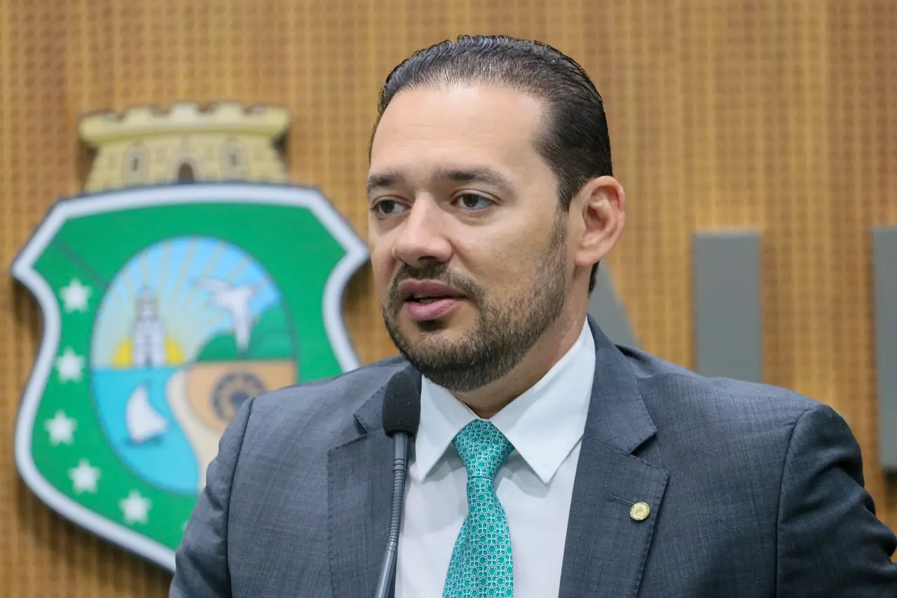 Imagem da notícia 'Eunício é de grupo' e tem a reeleição do governador Elmano como prioridade, diz Danniel Oliveira
