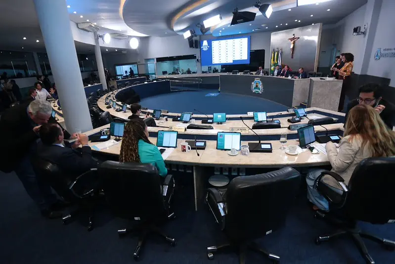Imagem da notícia Projetos para banir anúncios de 'bets' em espaços públicos aguardam votação na Câmara de Fortaleza