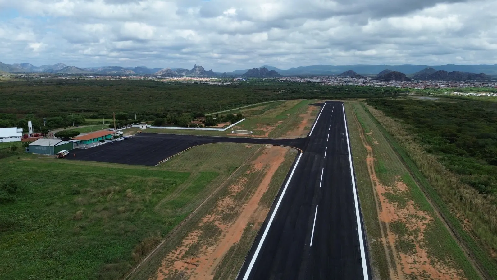imagem mostra pista de pouso do aeroporto de quixadá, e ao fundo a cidade de quixadá.