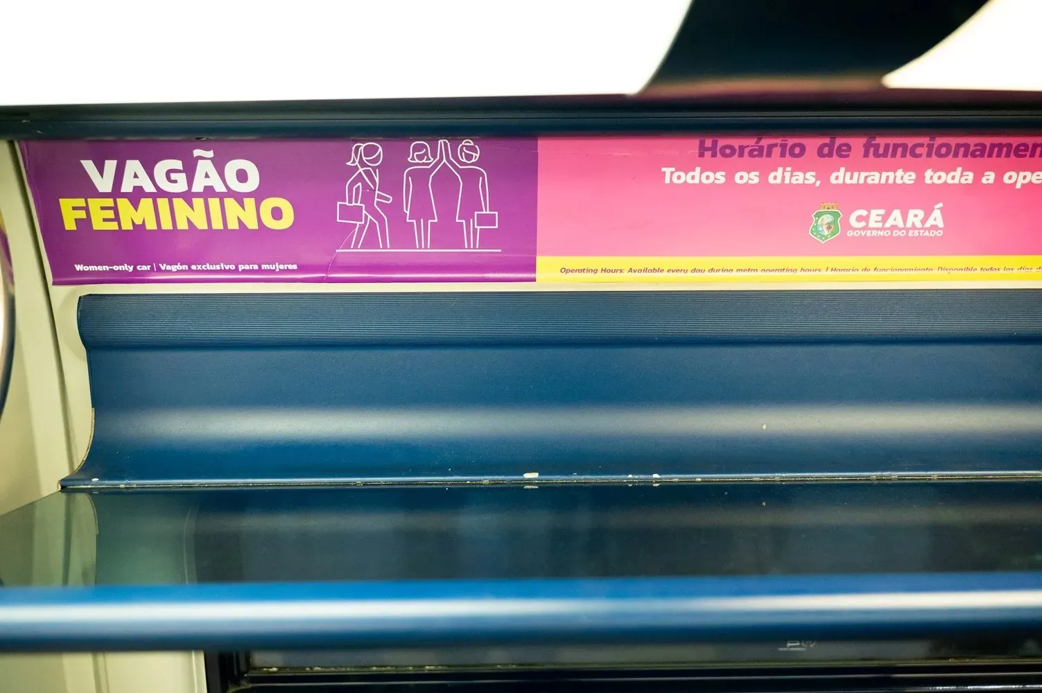Sinalização está presente na porta dos vagões e no interior dos veículos.
