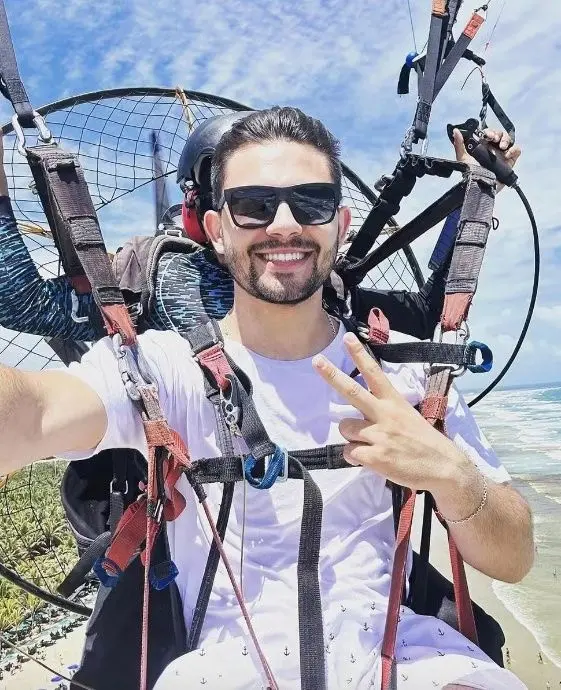 Imagem da notícia Aluno de aviação morre após reação a 'banho de óleo' em comemoração de voo solo
