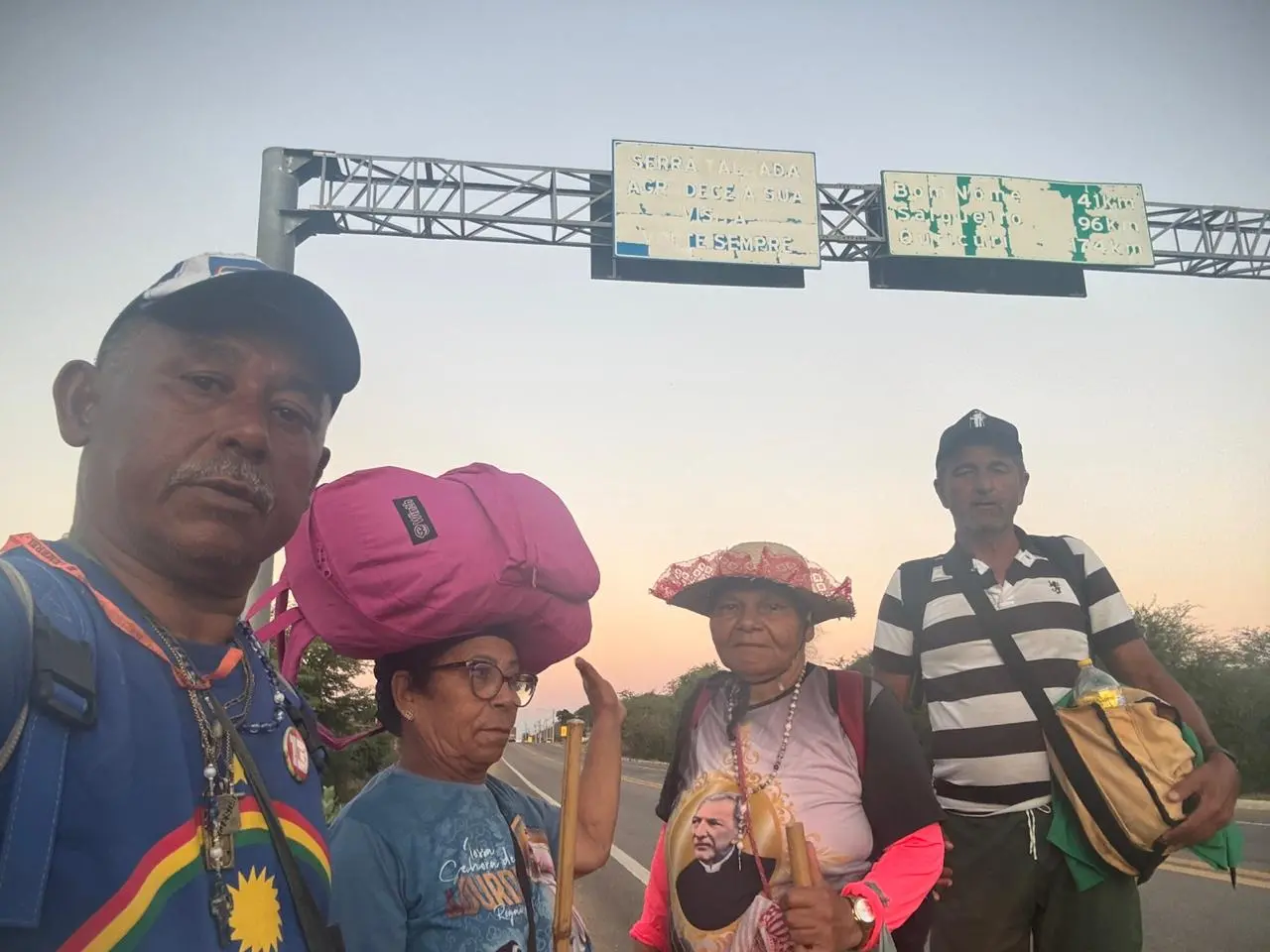 Imagem da notícia Grupo de romeiros com idosos encara 550 km de caminhada em 16 dias para agradecer a Padre Cícero
