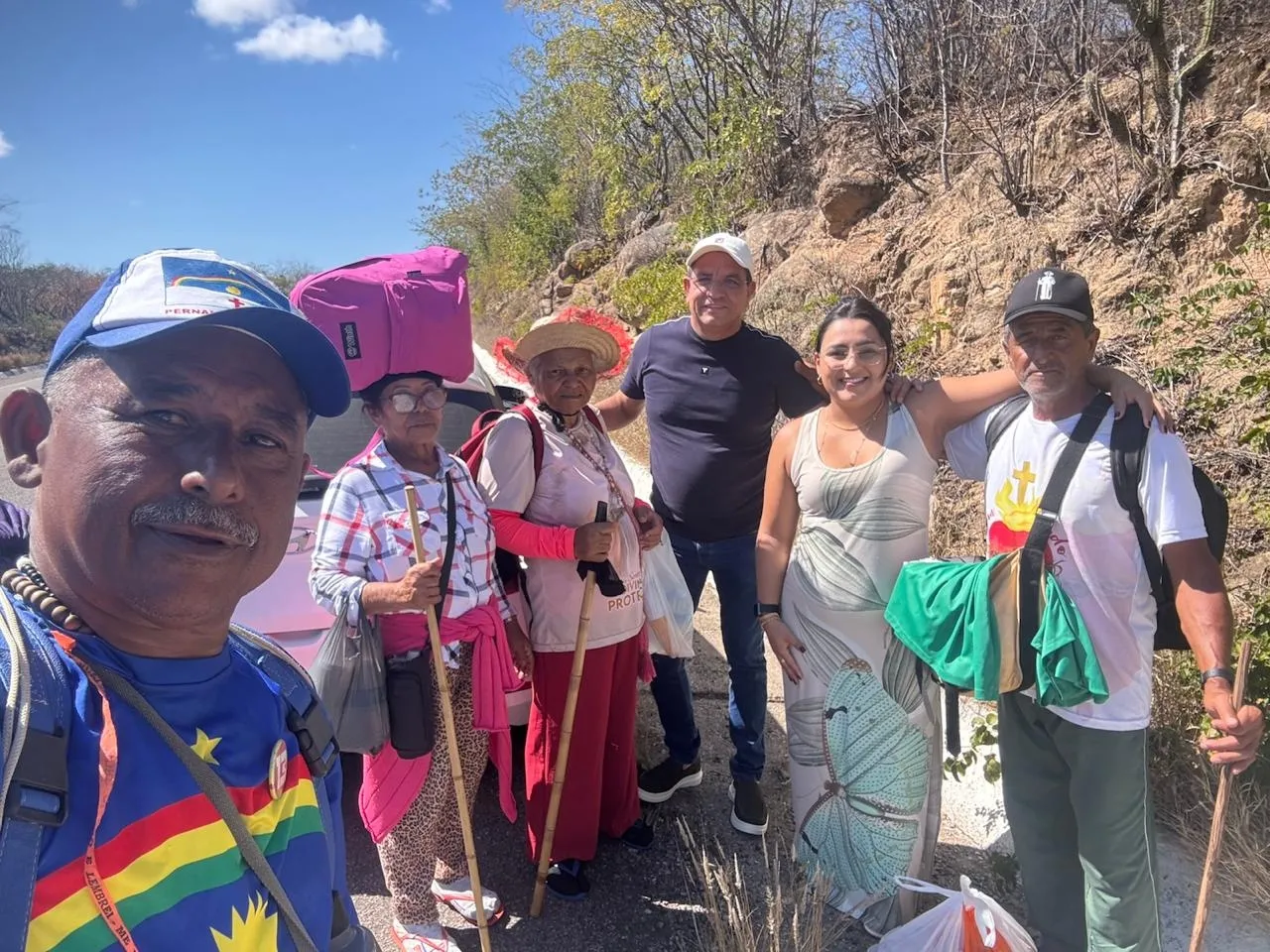O grupo de romeiros recebeu ajuda de diversas pessoas no caminho e chegou a colher pedidos para entregar a Padre Cícero em Juazeiro do Norte.