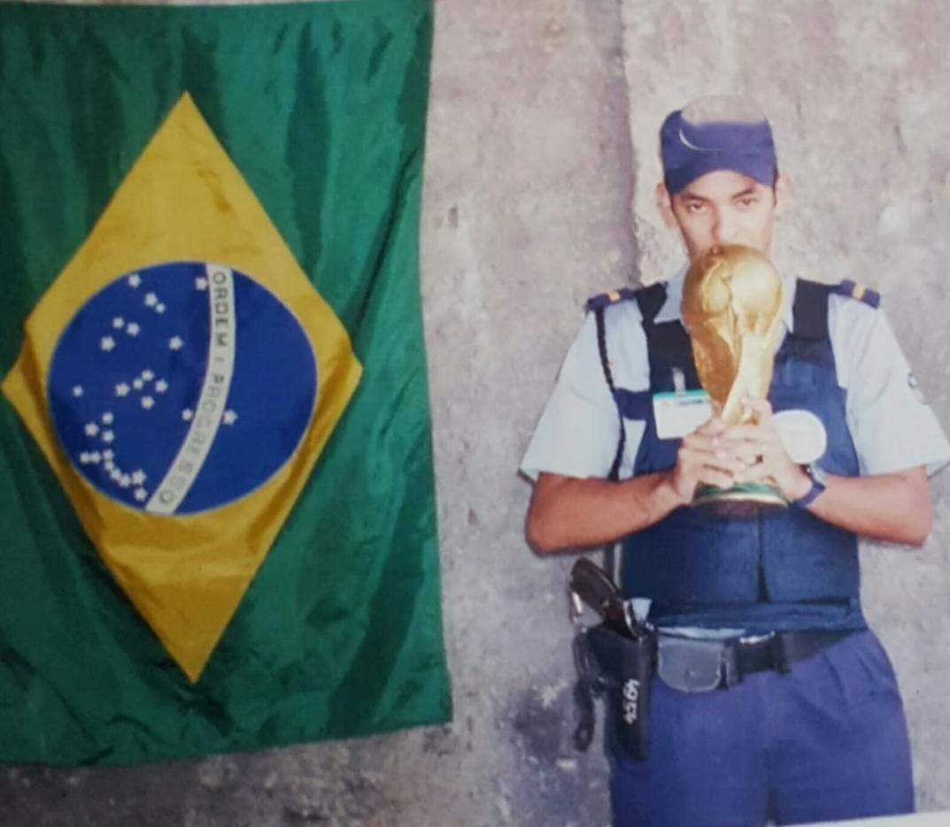 Maurício Junior com a taça da Copa do Mundo.