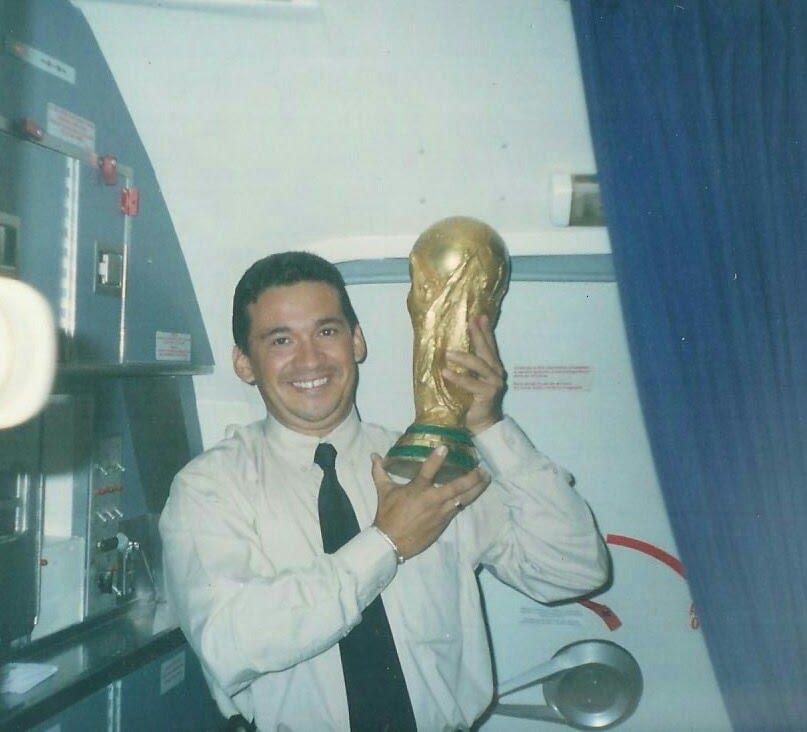 Lúcio Sousa, ex-chefe de Maurício, durante tour da Taça da Copa do Mundo.