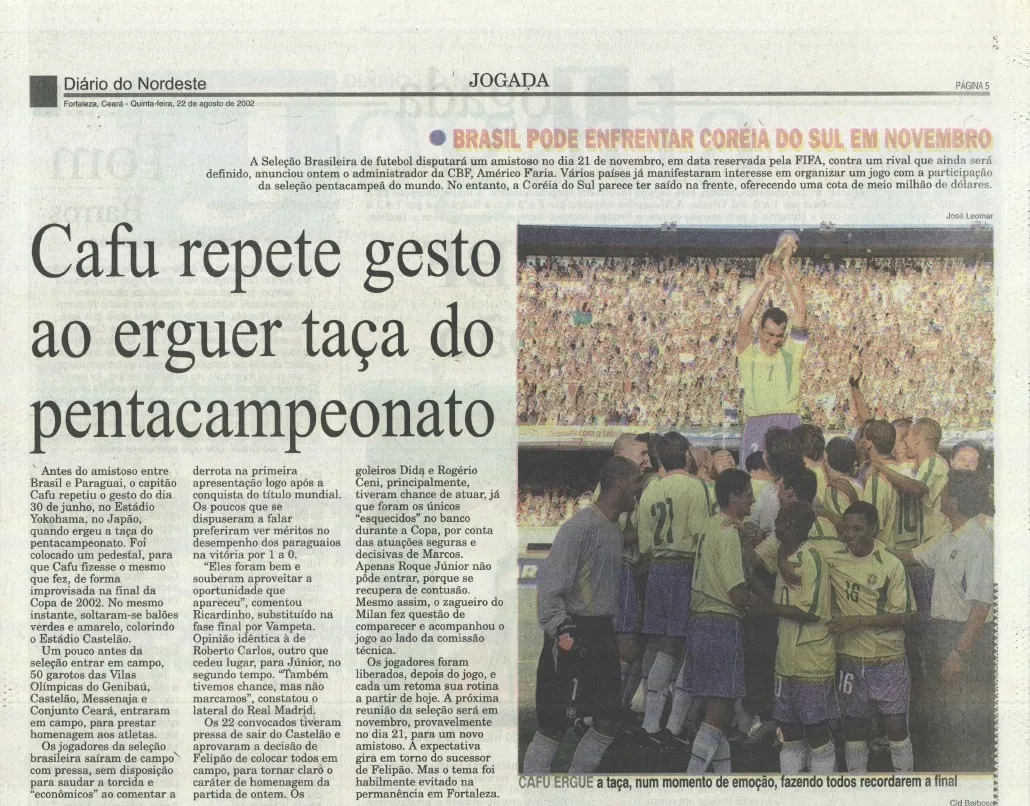 Antes do amistoso contra o Paraguai, Cafu repetiu o gesto da final da Copa do Mundo de 2002, e ergueu a taça na Arena Castelão.
