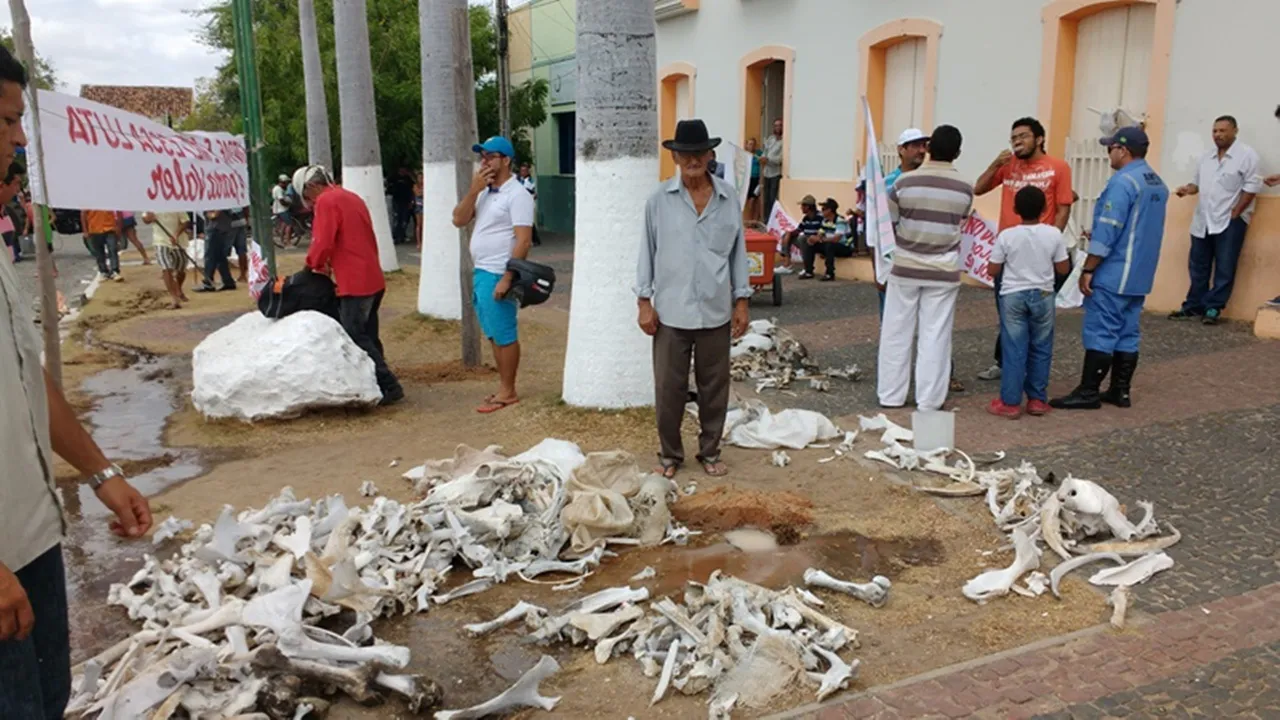 Em Quixeramobim, em 10 de setembro de 2015, trabalhadores rurais e agricultores familiares ocuparam o Paço Municipal. Em frente ao prédio, despejaram dezenas de pedaços de carcaças de animais mortos em decorrência da seca.