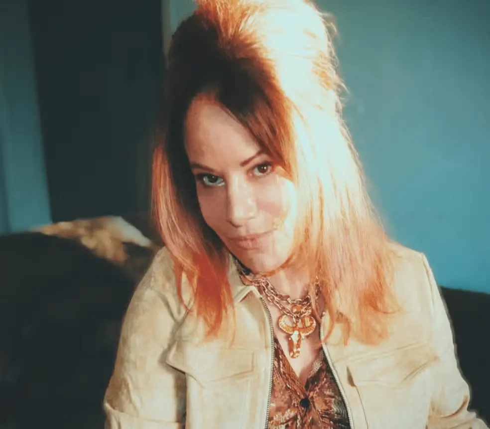 Imagem da notícia Baixista da banda L7, Jennifer Finch, morre aos 59 anos
